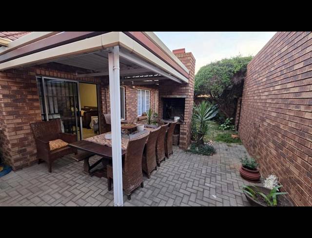 3 BEDROOM TOWNHOUSE FOR SALE IN MAGALIESKRUIN